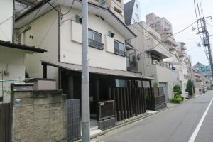 １階足元廻りをリノベーション後の建物全景。 新たに設けた差掛け屋根が母屋と道路のクッションの役目を果たし奥ゆかしさを 演出している